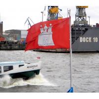 3537_N1447 Bug der Hafenfähre Neuenfelde - Gischt - Hamburger Flagge im Wind. | 